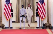 Melania Trump accueille un robot humanoïde à la Maison-Blanche lors d'un sommet sur l'IA