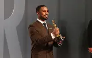 Michael B. Jordan célèbre son Oscar avec un burger géant dans un fast-food