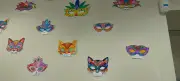 Mirambeau : les enfants décorent la médiathèque avec des masques de carnaval
