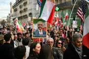 Paris : des milliers de manifestants pro et anti-régime iranien après la mort de Khamenei