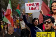 À Paris, les Iraniennes de la diaspora portent la voix des femmes sous les bombes lors du 8 mars