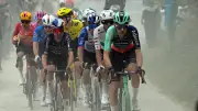 Pogacar salue Seixas après les Strade Bianche : 