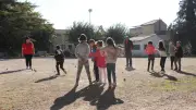 Pétanque à l'école : des champions initient les jeunes Tavelois au jeu de boules