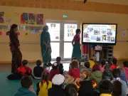 Rochefort : Un drap voyageur crée un pont entre écoliers français et indiens