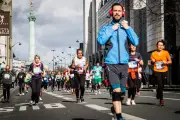 Running et écouteurs : comment la musique influence la performance et la sécurité des coureurs