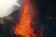 Éruption du Piton de la Fournaise à La Réunion : une coulée de lave menace une route vitale