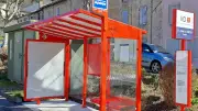 Saint-Jean-du-Bruel améliore ses transports avec un nouvel abribus place de Laborie
