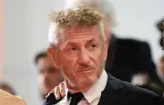 Sean Penn reçoit un Oscar ukrainien en acier d'un wagon endommagé par la Russie