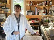 Sophie Biaussat quitte la banque pour restaurer des meubles anciens dans son atelier Rétro Chic