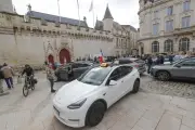 Taxis artisans en colère à La Rochelle contre les chauffeurs de plateforme