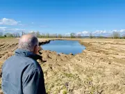 Un agriculteur découvre un cratère géant dans son champ après la crue de la Garonne