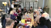 Un atelier tricot réunit générations et cœurs à Villeneuve-lès-Béziers