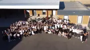 Un bal de promo chic en noir et blanc clôture l'année scolaire au collège