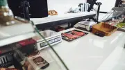 Un boucher poignardé à mort devant sa boutique à Paris, son fils suspecté