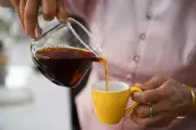 Un fils étrangle son père pour défendre sa mère d'une agression au café brûlant