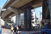 Un mystérieux cylindre d'acier surgit à Osaka, bloquant la circulation