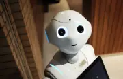 Un robot danseur s'emballe dans un restaurant californien, semant la pagaille