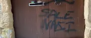 Un village du Gard sous le choc après des graffitis nazis sur la porte d'un ancien élu