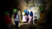 Une classe maternelle lozérienne explore la grotte de la Briquette