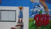 Une fresque colorée illumine le mur de l'école publique Philippe-Perrin à Saint-Paulet-de-Caisson