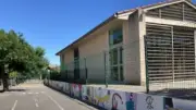 Une fresque murale colorée transforme la cour de récréation de l'école de Gabian