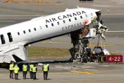 Une hôtesse de l'air survit miraculeusement au crash d'Air Canada à New York