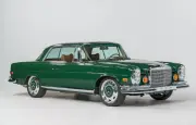 Une Mercedes-Benz 280SE des années 1960 transformée en restomod luxueux par Retro Designs