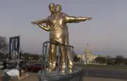 Une statue satirique de Trump et Epstein enlacés installée à Washington