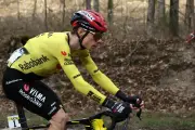 Vingegaard s'impose en solitaire et endosse le maillot jaune après l'abandon d'Ayuso
