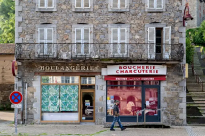 1er mai : la Macronie défend le droit à la baguette fraîche dans les petits commerces