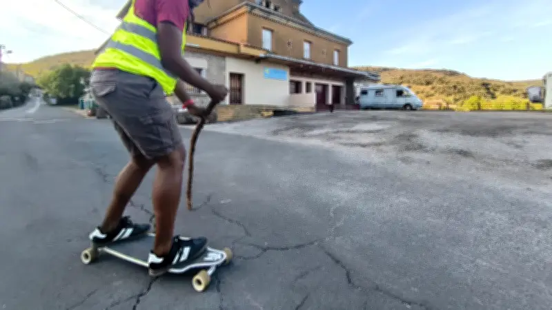 À 57 ans, il traverse la France en skate pour semer un message d'espoir et d'optimisme