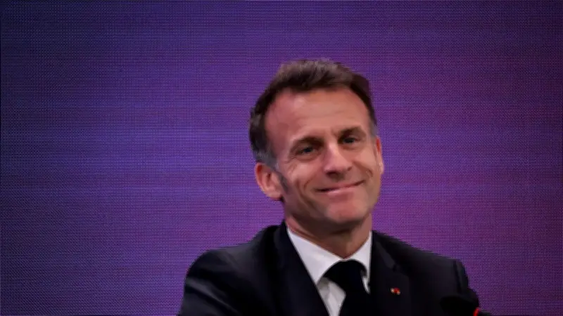 À 84 ans, une résidente d'Ehpad reçoit un cadeau d'Emmanuel Macron pour son anniversaire