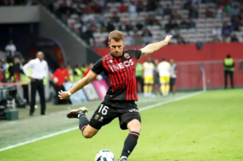 Aaron Ramsey, ancien milieu de l'OGC Nice, annonce sa retraite du football à 35 ans