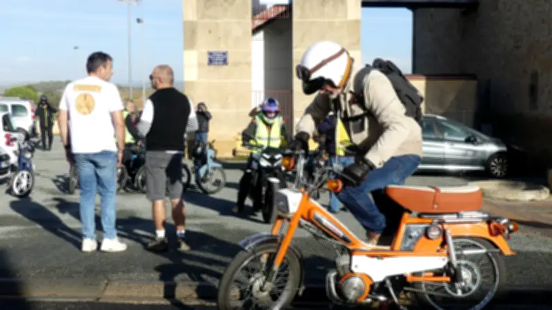 Abeilh’en Mob : une sortie inédite mêlant cyclomoteurs anciens et aéromodélisme