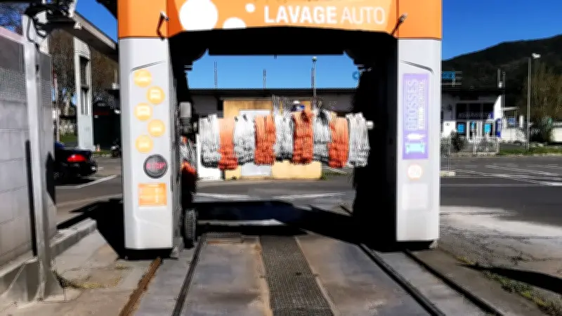 Accident grave à Morlaàs : un portique de lavage s'effondre sur une femme après un choc