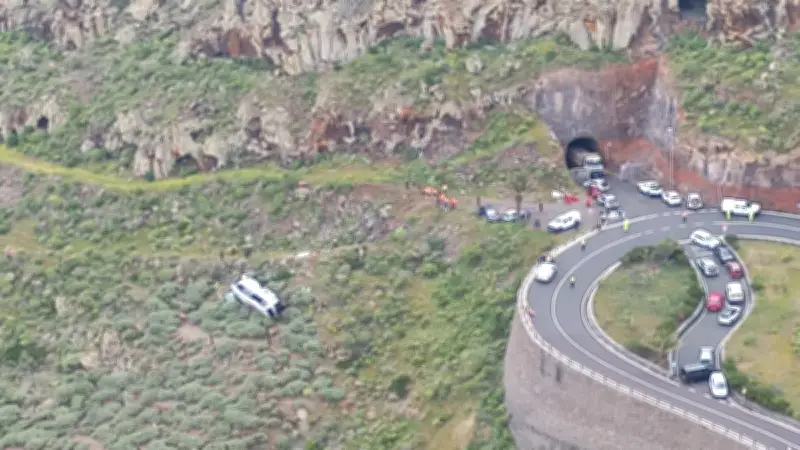 Accident mortel d'un bus touristique à La Gomera : un Britannique décède, des dizaines de blessés