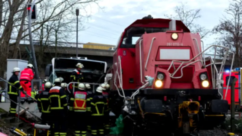 Accident mortel à Hambourg : un bus percute une locomotive