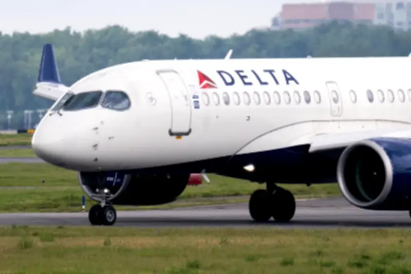 Accouchement en plein vol: une passagère donne naissance à bord d'un avion Delta