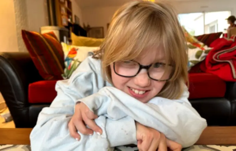 Adèle, 10 ans, atteinte de paralysie cérébrale, milite pour les AESH