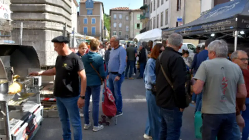 Affluence au marché de Saint-Affrique : gâteau à la broche et fraises