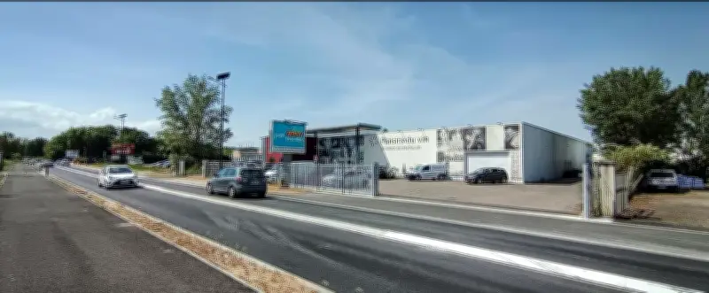 Agen : la bande centrale retirée pour rétablir l'accès des poids lourds aux entreprises