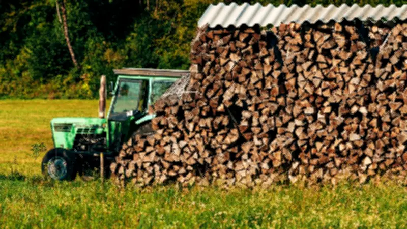 Agriculteur retrouvé mort coincé sous son tracteur dans le Doubs