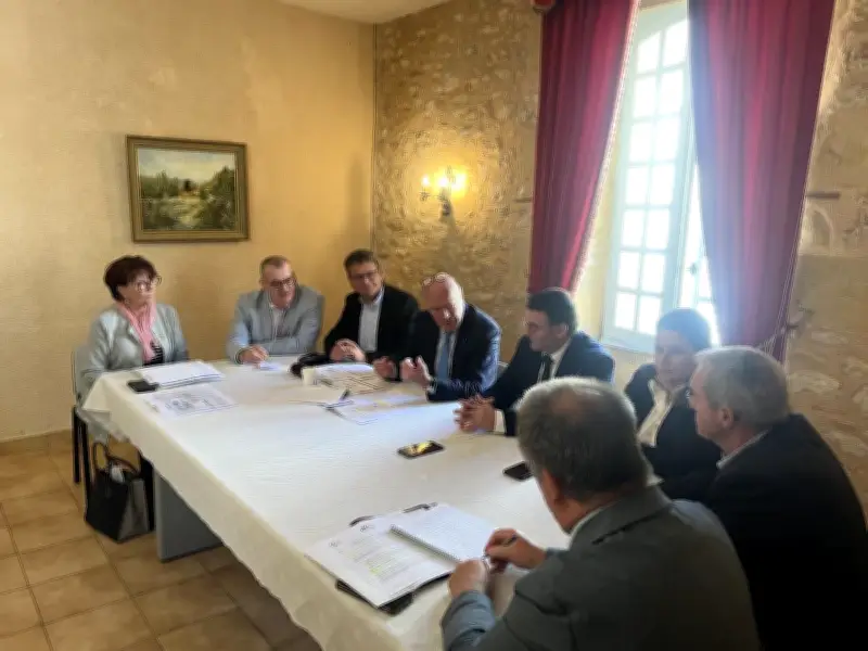 Alain Rousset visite le centre de santé de Monpazier, modèle pour la Nouvelle-Aquitaine