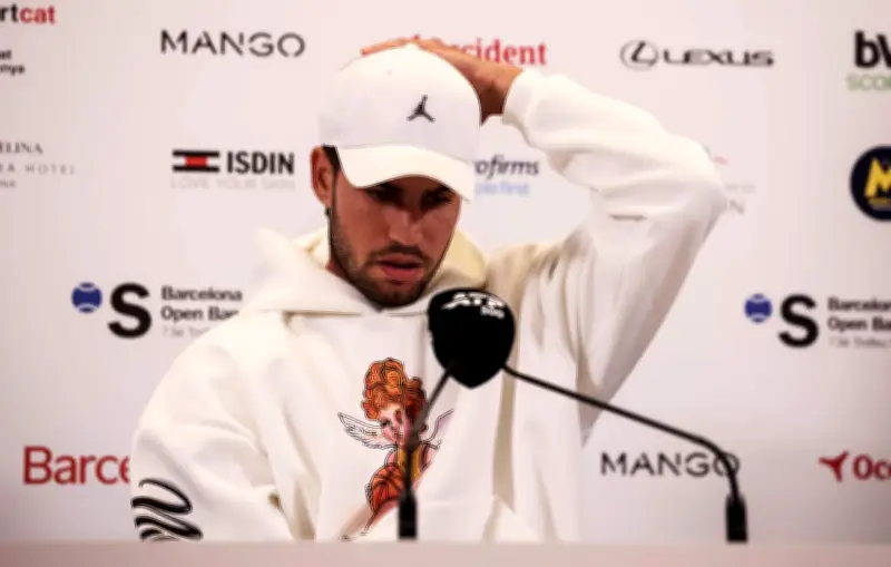 Alcaraz forfait à Barcelone, blessure au poignet avant Roland-Garros