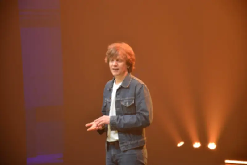 Alex Lutz triomphe à Gujan-Mestras avec son spectacle intime et équestre