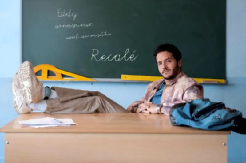 Alexandre Kominek incarne un professeur atypique dans « Recalé » sur Netflix