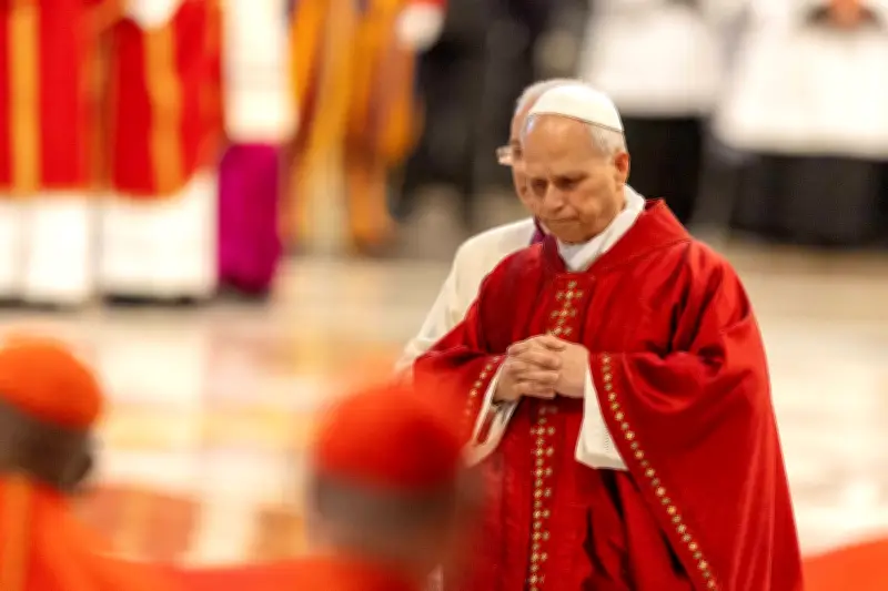 Alger se pare pour la visite papale : trottoirs express et critiques médiatiques