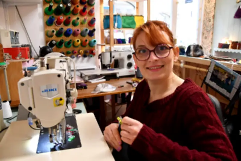 Alice Caillaud, maroquinière à Périgueux, crée des sacs uniques dans son atelier