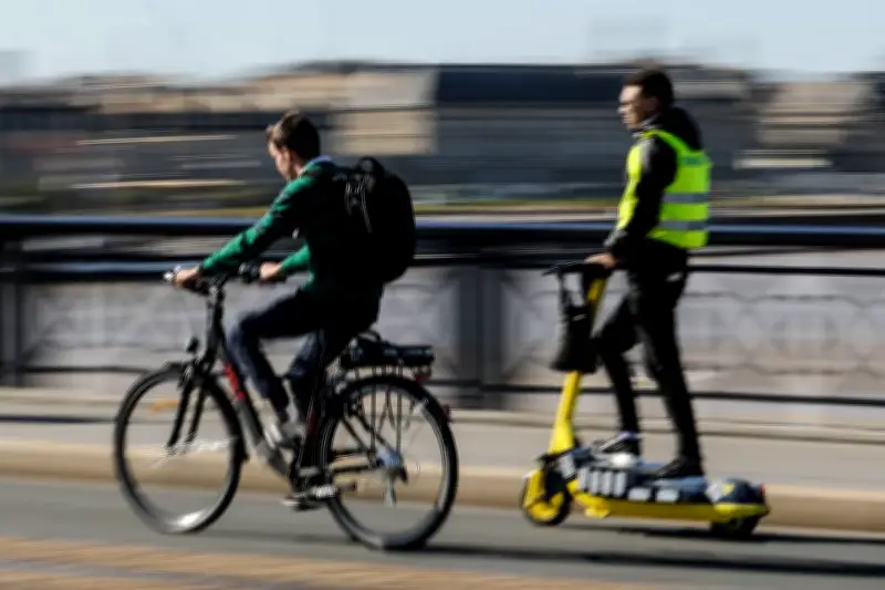 Alpes-Maritimes : Casque et gilet jaune obligatoires pour les trottinettes électriques