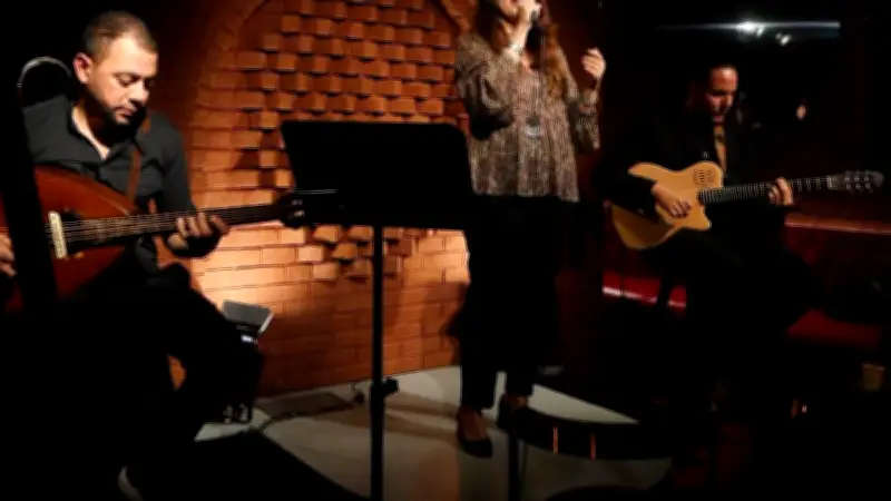 Amel Zen en concert acoustique intimiste à la médiathèque de Castries